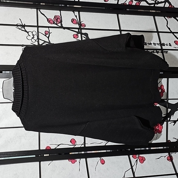 Torrid Drop Shoulder Sequin Turtle Neck Muah Lips Sweater Size 3/4 NWT - Picture 7 of 8